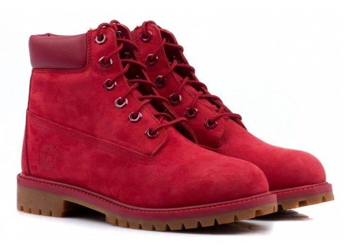 Стильные образы с красными ботинками