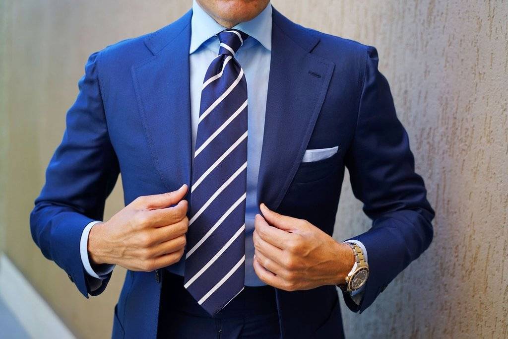 Как завязать галстук и почему элегантный аксессуар подбирается под рубашку, а не под костюм