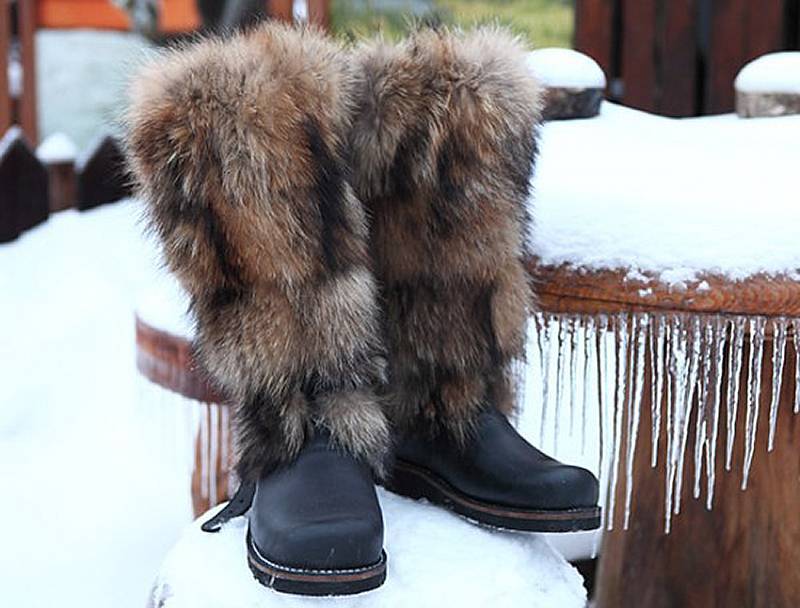 Какой вид традиционной меховой обуви. Шкурье унты. Унты высокие для буровиков за 6500. Зимние меховые сапоги северных народов. Унты из енота.
