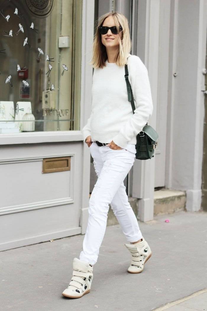 С чем носить белые кроссовки: 12 модных идей