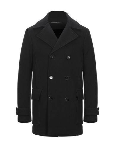 Мужское черное пальто: модели и образы