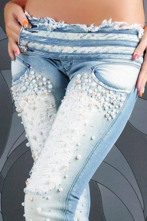 С чем носить джинсы с вышивкой гладью, бисером и пайетками: разновидности фасонов брюк и самые модные образы