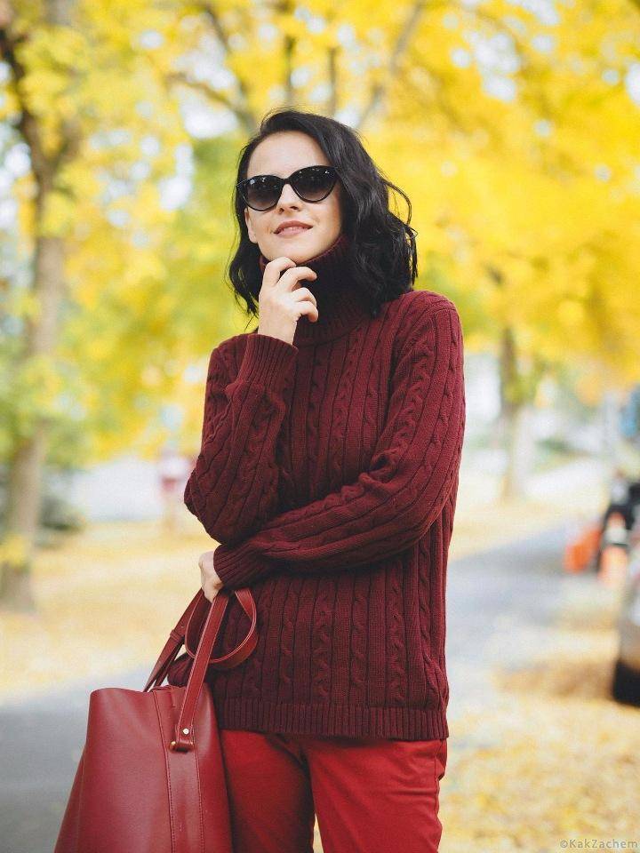С чем носить свитер бордового цвета?