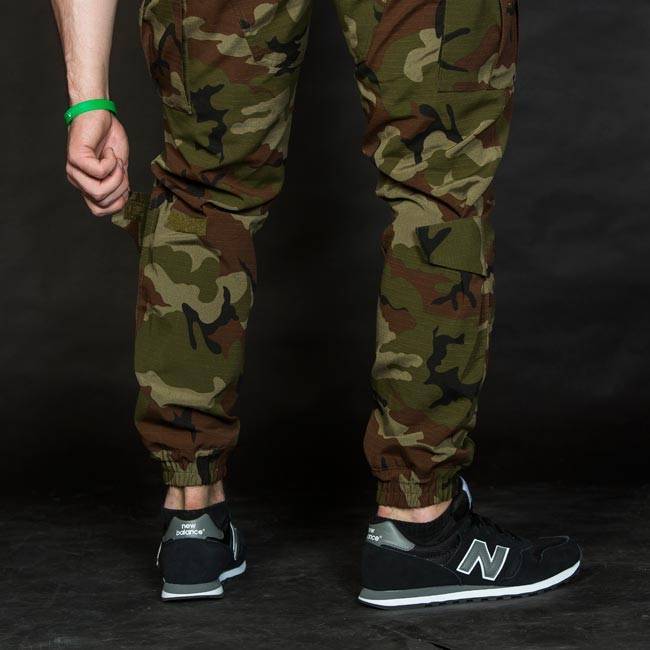 Мода в стиле «милитари»: мужские зауженные камуфляжные штаны