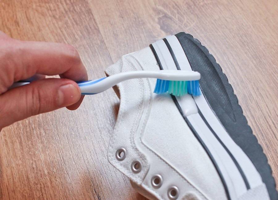 Как отстирать белые кроссовки в домашних условиях самостоятельно