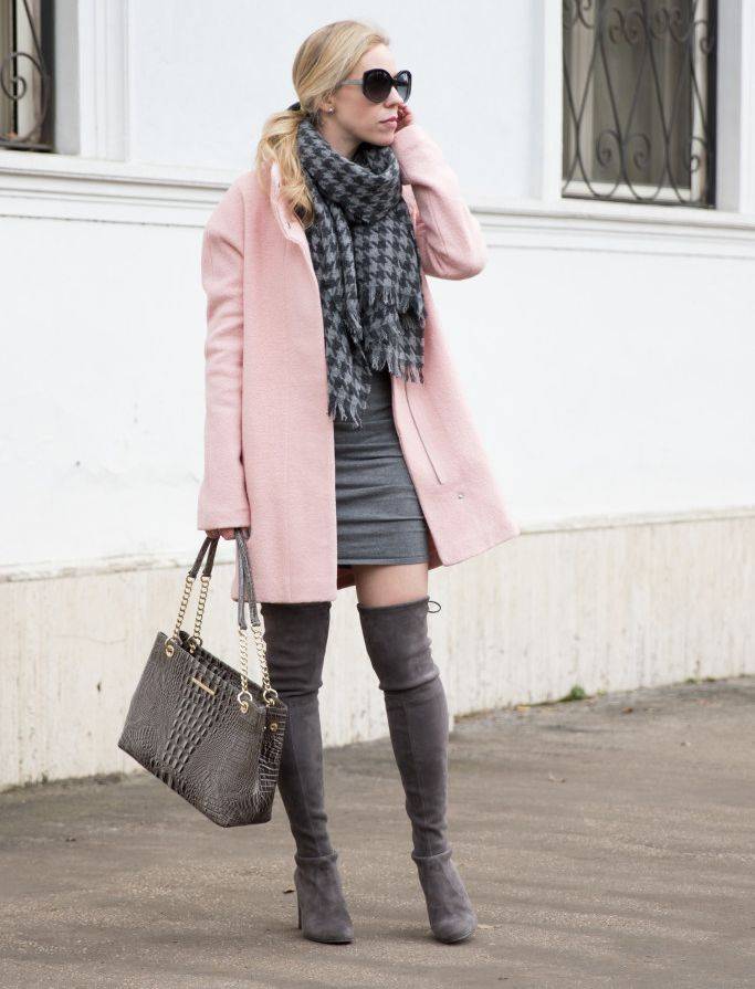 Женское розовое пальто – зимнее, осеннее, нежно, бледно, ярко розовое, какой шарф, обувь, сумка подойдет?