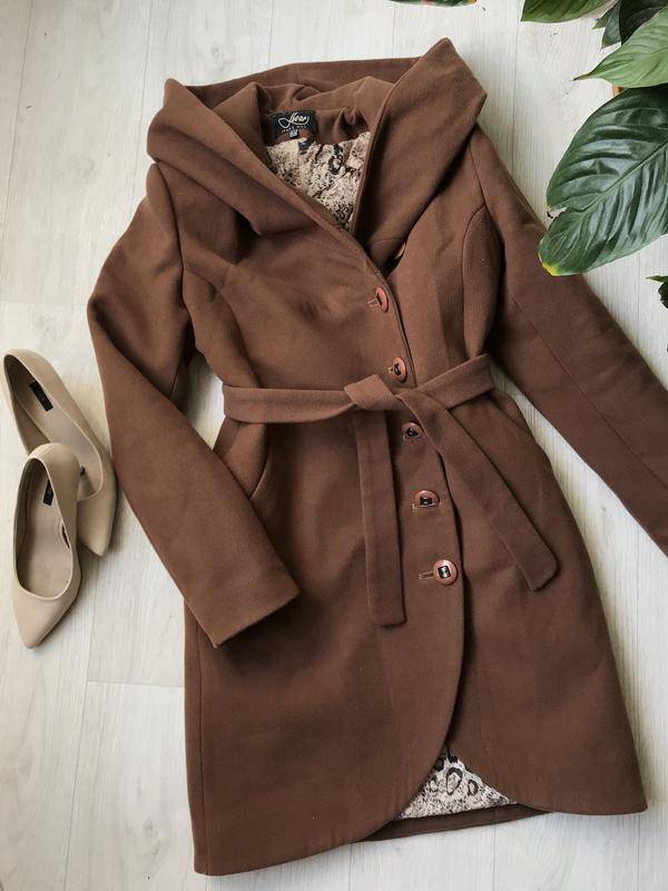 С какой обувью и аксессуарами носить коричневое пальто: лукбук 2021