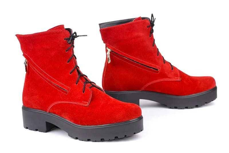 Модная обувь осень 2021: с чем носить красные сапоги, ботинки и туфли?