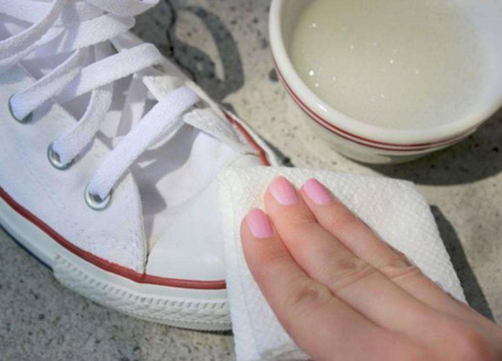 Как почистить белые кроссовки: в домашних условиях, от въевшейся грязи?