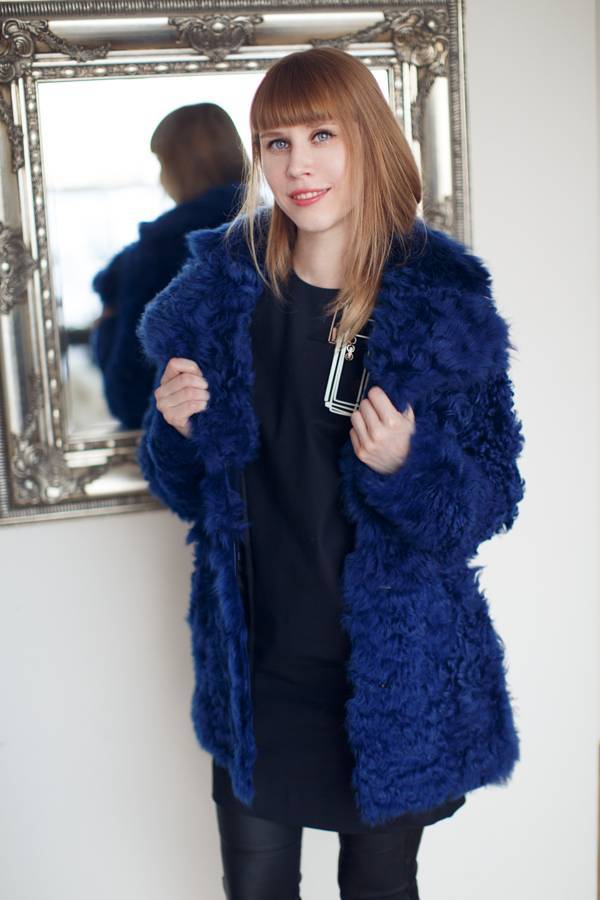 С чем носить женское синее пальто: трендовые идеи 2021, лукбук, много фото