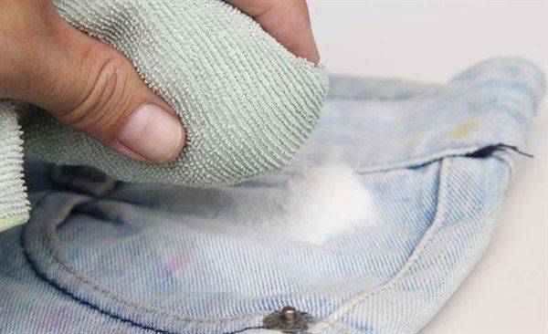 Как вывести жирное пятно со штанов: способы и средства, как убрать свежий и застарелый след с классических, спортивных брюк, джинсов