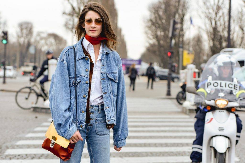 С чем носить джинсовую куртку в 2020 году: модный look