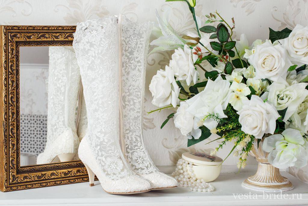 Свадебные туфли 2020-2021(109 фото): белые туфли на свадьбу для невесты, на низком каблуке, на танкетке, без каблука и на платформе
