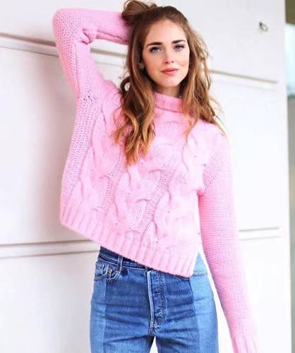 С чем носить розовый свитер?