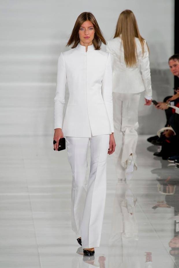 Белый женский костюм — отличный выбор для праздничного гардероба