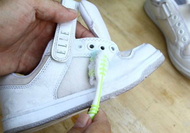 Как отстирать белые кроссовки из ткани: можно ли стирать тканевую пару в стиральной машине, как почистить тряпочную обувь руками?