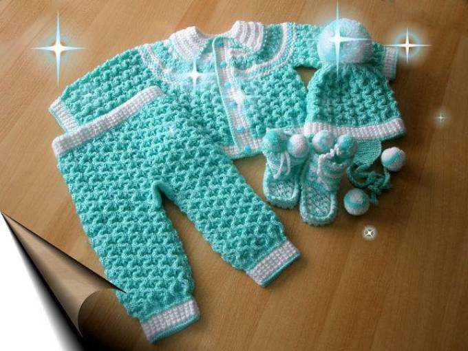 Вязаные спицами костюмчики для новорожденных подойдут любому ребенку, в них удобно и комфортно