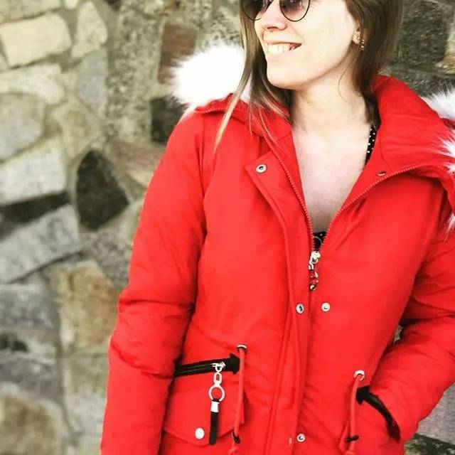 Красный — в моде: 20 стильных образов с курткой, которые захочется повторить