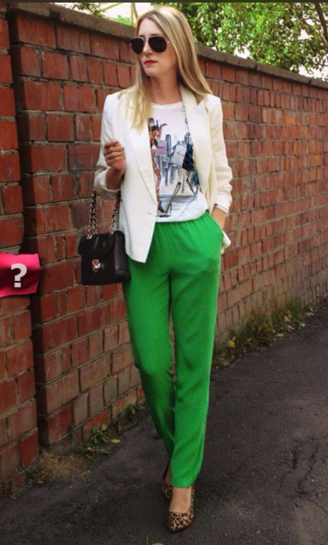 Советы стилистов о том, с чем носить зеленые брюки