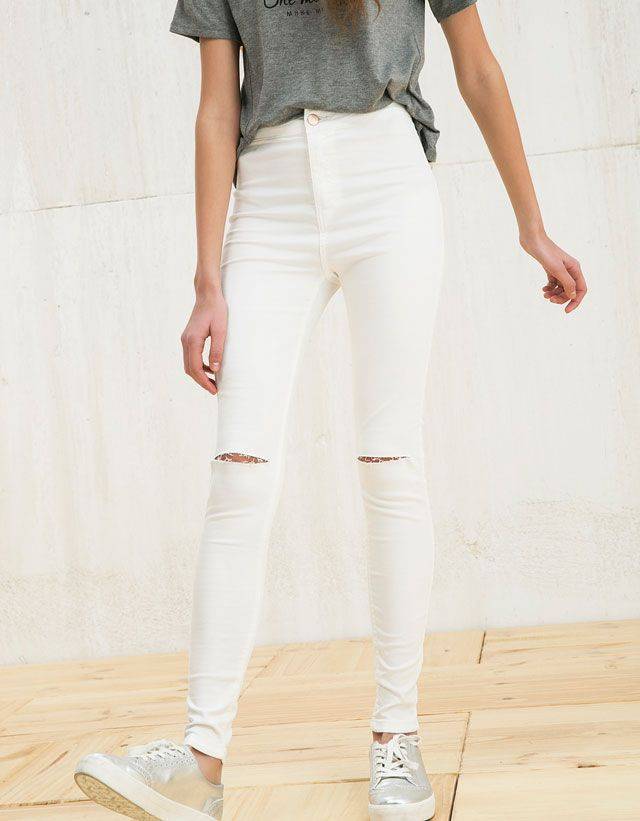 Белые джинсы — тренд весеннего сезона-2021: какие модели выбрать и с чем сочетать