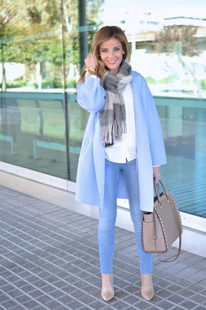 Голубое пальто с джинсами