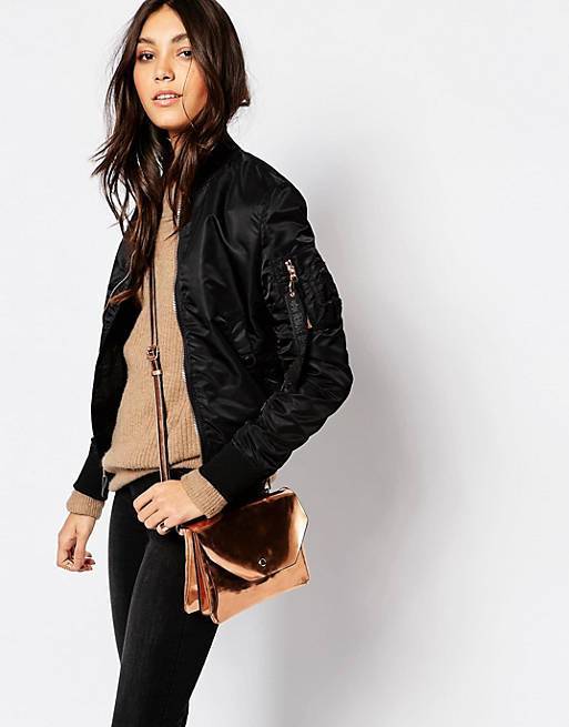 Женская куртка бомбер - как и с чем носить, чтобы следовать моде