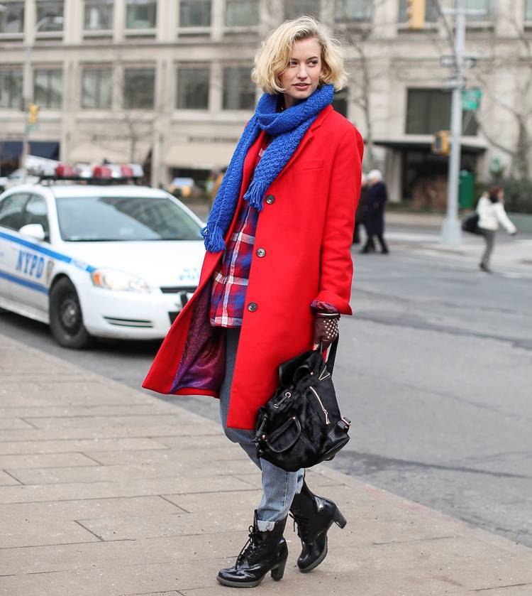 Женское красное пальто – длинное, короткое, с мехом, капюшоном – какой шарф, шапка подойдет к пальто красного цвета?