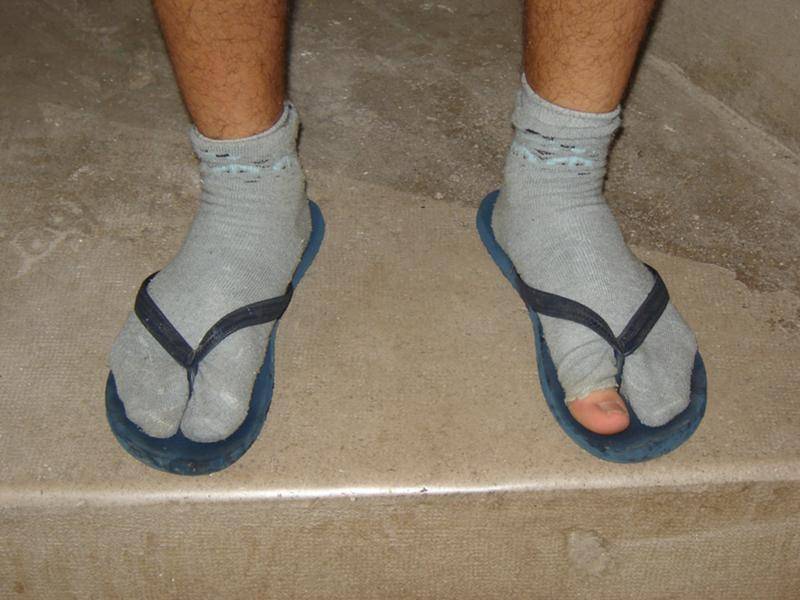Сандалии с носками: когда и как носить это летом 2021