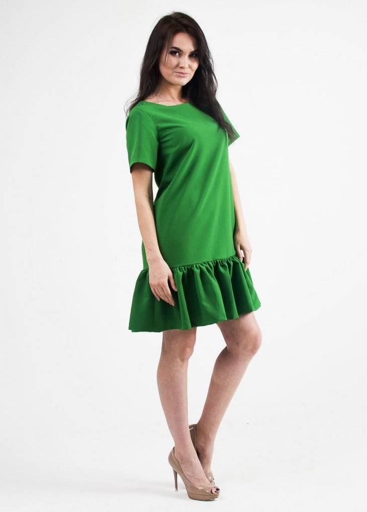 Зеленое платье: с чем носить модные новинки 2021 года