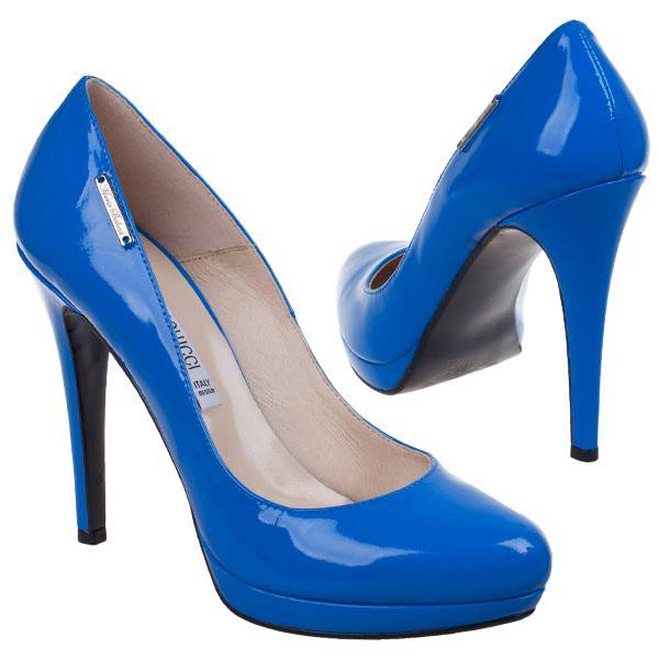С чем носить женские туфли синего цвета?
