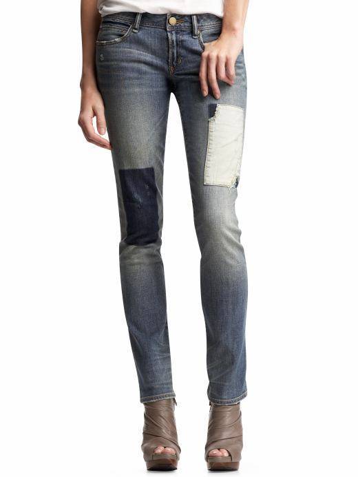 Если джинсы белые, с заплатками и вывернуты, то они самые модные летом 2021