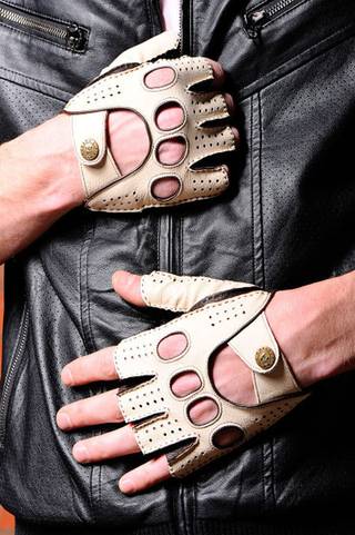 Мужские перчатки для вождения автомобиля: особенности водительских кожаных моделей. как выбирать перчатки без пальцев автомобилистам?
