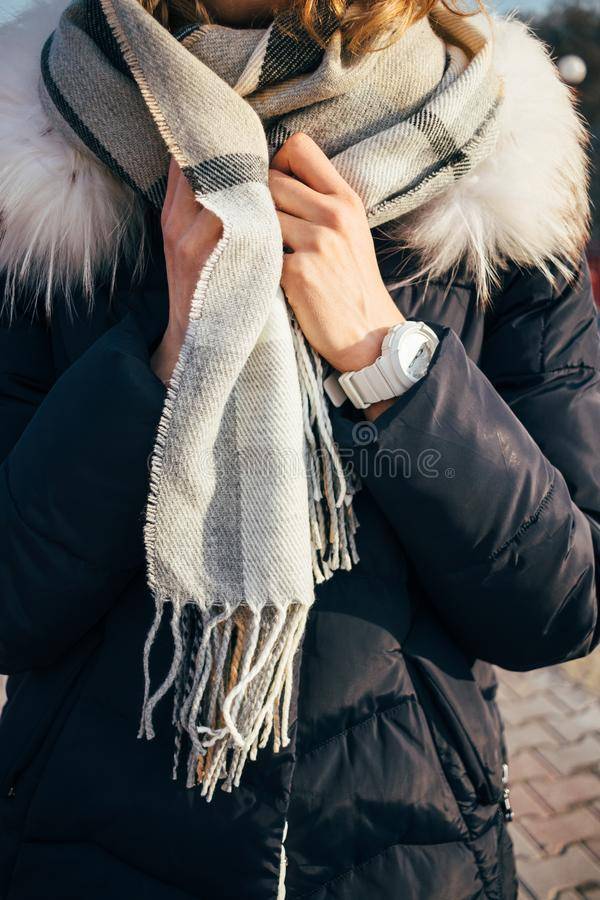 Как завязать шарф на куртке или пальто: 5 красивых способов