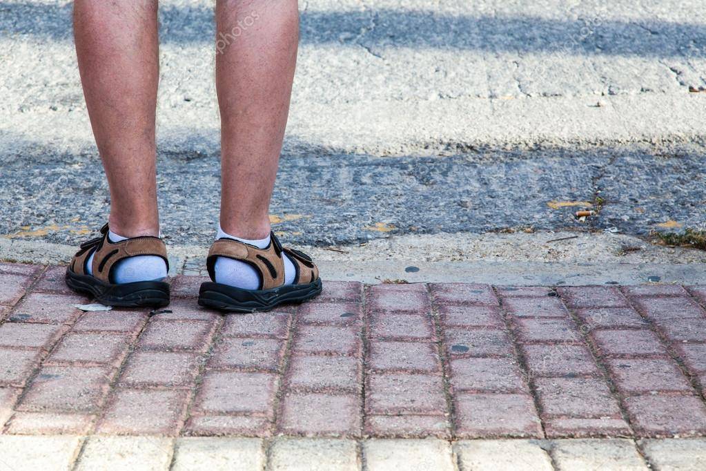 Сандалии с носками: все же носить или нет?