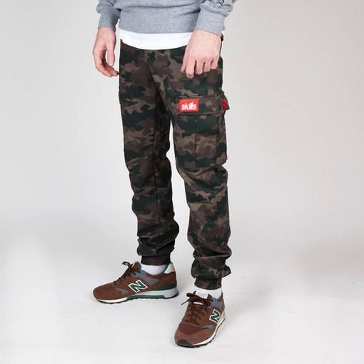 Мужские камуфляжные брюки (53 фото): с карманами, джоггеры, с резинкой внизу, с чем носить