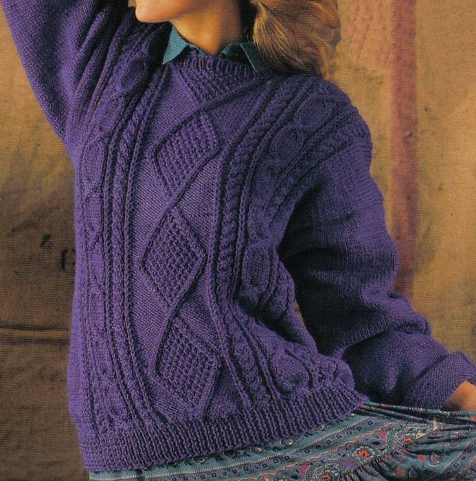Стильный вязаный свитер с косами и ромбами