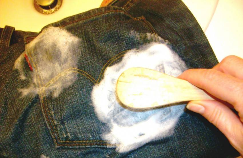 Чем отстирать жирное пятно на джинсах в домашних условиях: проверенные народные рецепты и средства бытовой химии