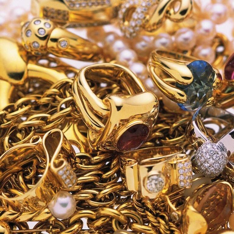 Куда выгоднее сдать золото: 7 мест где примут украшения, лом и даже коронки + где за них дадут больше всего