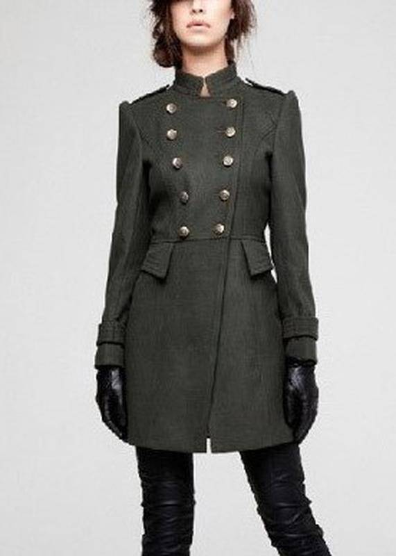 Пальто в стиле милитари – актуальный предмет женского гардероба