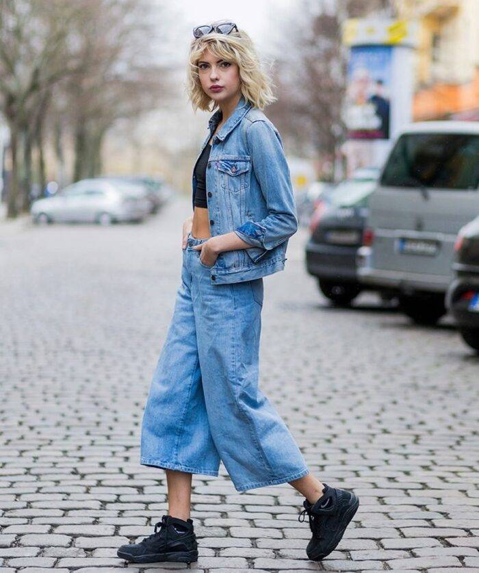 С чем носить джинсовую юбку этим летом: 5 стильных идей от модных блогеров