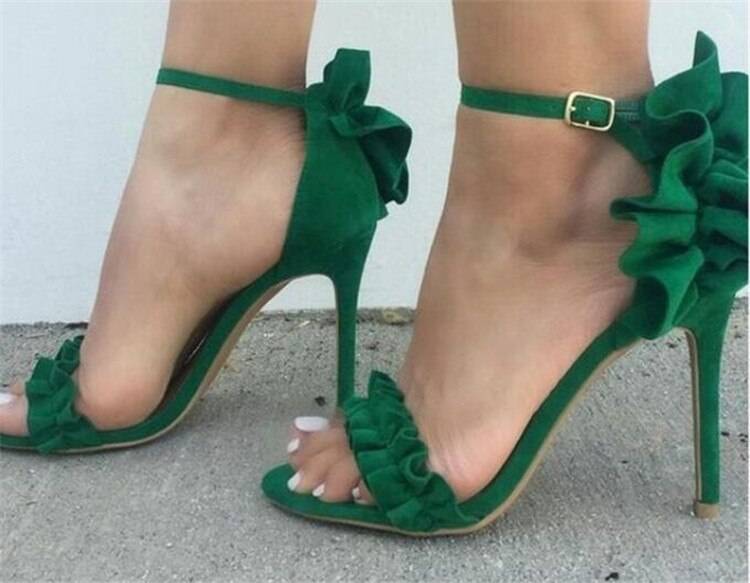 Можно узнать, зеленые туфли с чем носить, по фото модных показов