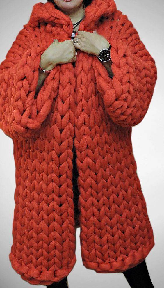 Пальто крючком, 23 модели с описанием вязания и видео уроками