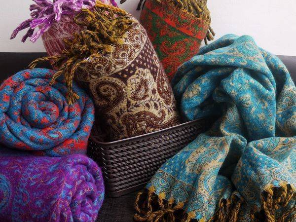 Как выбрать пряжу для шарфа с учетом способа вязания и фасона