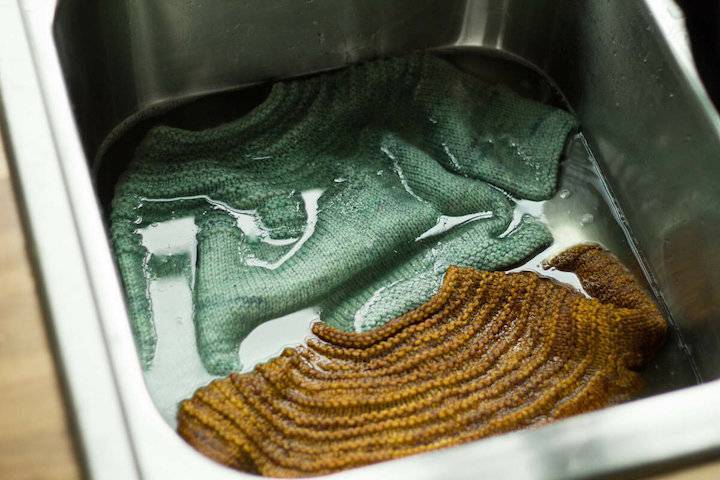 Как стирать свитер (из акрила, кашемировый и т.д.) в стиральной машине и вручную, как правильно сушить, чтобы не сел и не растянулся?