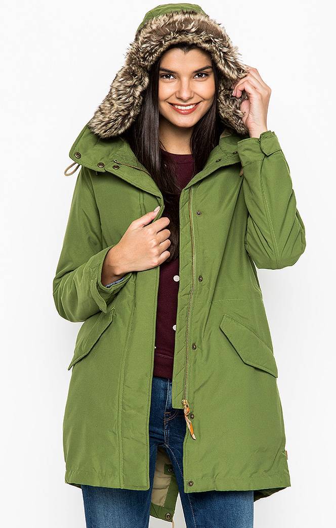 Зеленая куртка – с чем носить и как подобрать шапку и шарф?