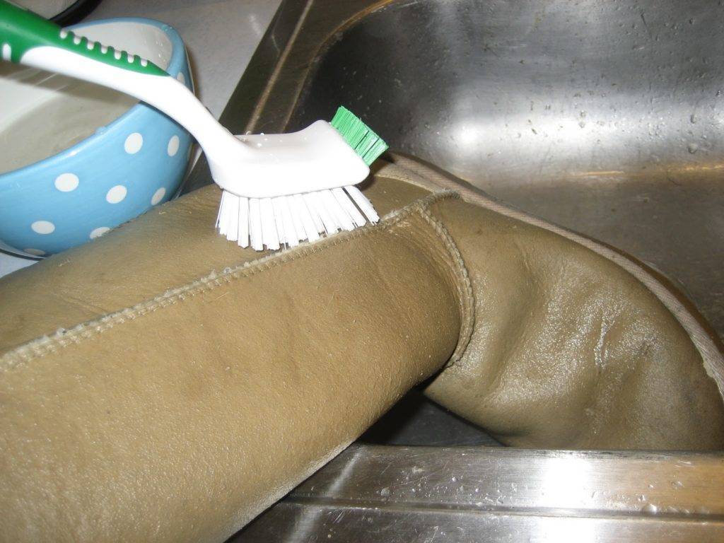 Как правильно чистить нубуковую обувь в домашних условиях?