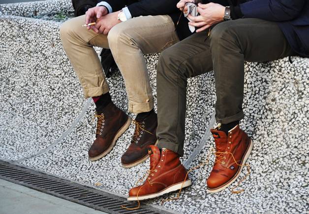 Мужские ноги в ботинках