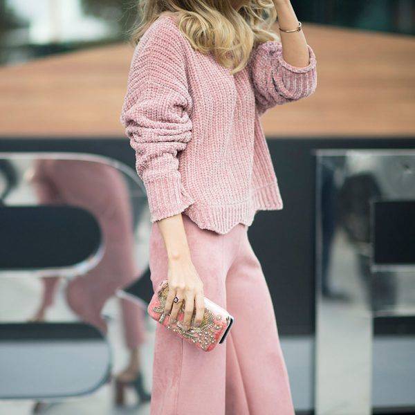 С чем носить розовый свитер: цветовые сочетания с фото