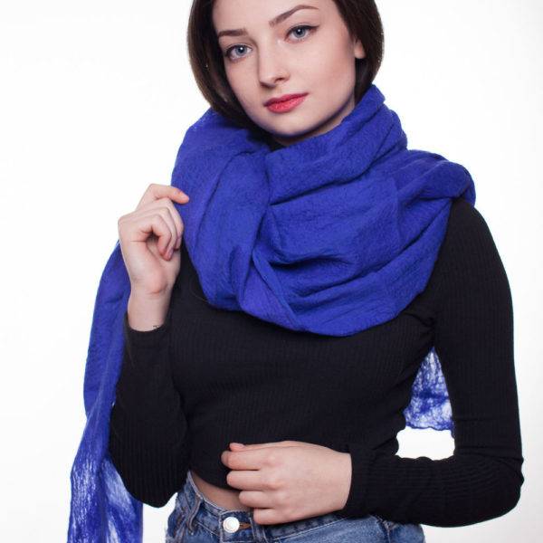 С чем носить синий и темно-синий шарф?