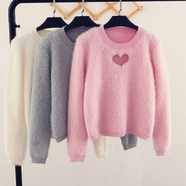 С чем можно комбинировать бледно-розовый свитер?